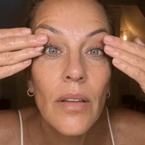 8. Il se retire simplement à l'eau tiède, sans tirer, sans perdre de cils